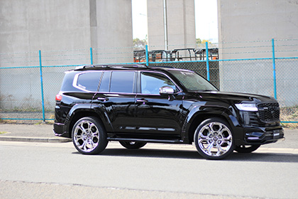 GXL306ホイルが入っている黒いSUV